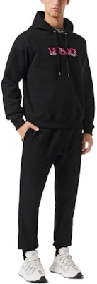 VERSACE SS22 Hoodie Hitam Logo Print Pullover. 1006498-1A04509-1B000 Lookbook VERSACE SS22 Hoodie Hitam Logo Print Pullover. 1006498-1A04509-1B000