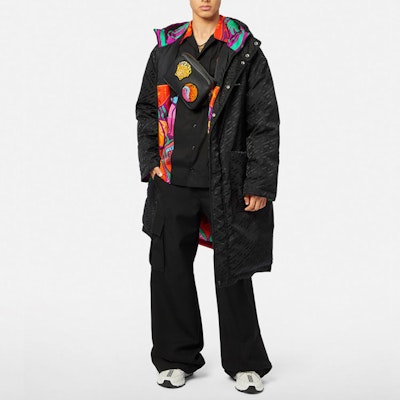 VERSACE SS22 Kemeja Hitam Pola Cetak Lengan Pendek. 1003918-1A02141-5B010 Lookbook VERSACE SS22 Kemeja Hitam Pola Cetak Lengan Pendek. 1003918-1A02141-5B010