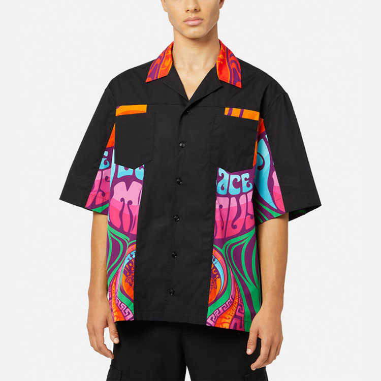 Shop VERSACE SS22 Kemeja Hitam Pola Cetak Lengan Pendek. 1003918-1A02141-5B010