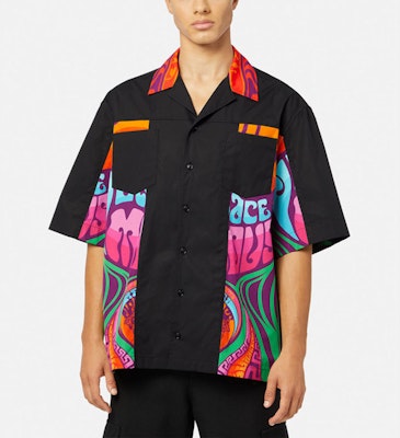 VERSACE SS22 Kemeja Hitam Pola Cetak Lengan Pendek. 1003918-1A02141-5B010 Shop VERSACE SS22 Kemeja Hitam Pola Cetak Lengan Pendek. 1003918-1A02141-5B010