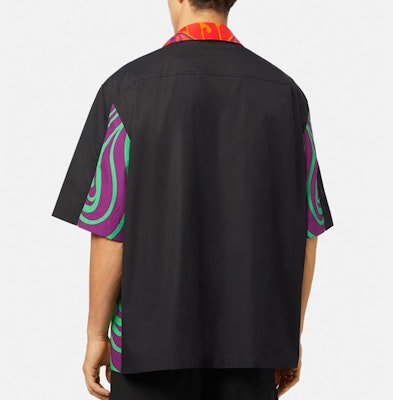 VERSACE SS22 Kemeja Hitam Pola Cetak Lengan Pendek. 1003918-1A02141-5B010 Purchase VERSACE SS22 Kemeja Hitam Pola Cetak Lengan Pendek. 1003918-1A02141-5B010