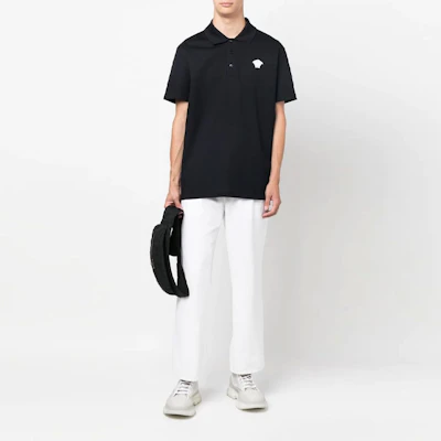 VERSACE SS22 Baju Polo Hitam dengan Warna Solid dan Sulaman Logo A87427-1A04869-2U220 Lookbook VERSACE SS22 Baju Polo Hitam dengan Warna Solid dan Sulaman Logo A87427-1A04869-2U220