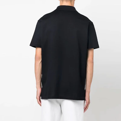 VERSACE SS22 Baju Polo Hitam dengan Warna Solid dan Sulaman Logo A87427-1A04869-2U220 Purchase VERSACE SS22 Baju Polo Hitam dengan Warna Solid dan Sulaman Logo A87427-1A04869-2U220