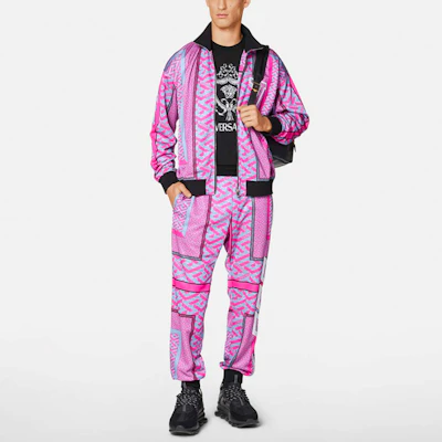 베르사체 SS22 블랙 프린트 코튼 반팔 티셔츠 1005684-1A03990-1B000 Lookbook 베르사체 SS22 블랙 프린트 코튼 반팔 티셔츠 1005684-1A03990-1B000