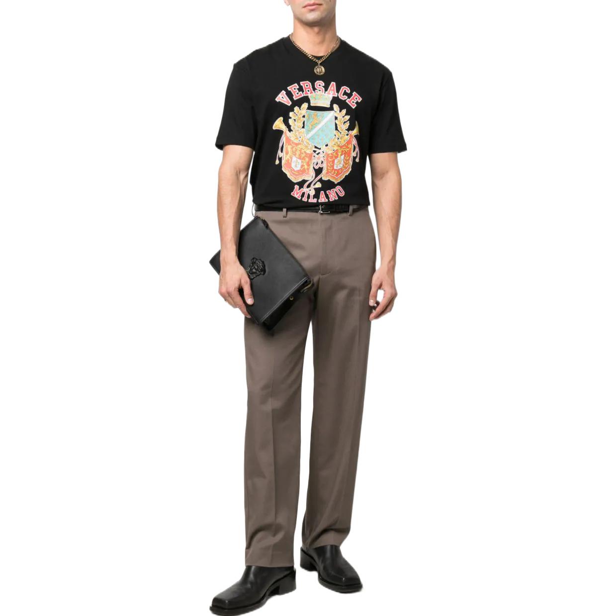 Lookbook VERSACE SS22 黑色印花Logo短袖T恤。 1005188-1A03480-1B000