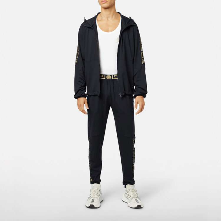 Lookbook VERSACE SS22 黑色拉鍊連帽外套夾克。 1003740-1A02574-1B000