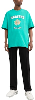 VERSACE SS22 Green Short Sleeve Crewneck T-Shirt with Logo Badge. 10051701-A03467-1V560 Lookbook VERSACE SS22 Green Short Sleeve Crewneck T-Shirt with Logo Badge. 10051701-A03467-1V560