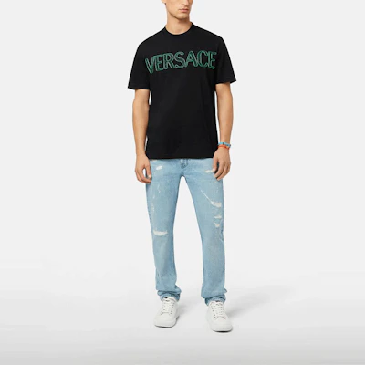 范思哲 SS22 标志刺绣黑色T恤。 1003914-1A02786-1B000 Lookbook 范思哲 SS22 标志刺绣黑色T恤。 1003914-1A02786-1B000