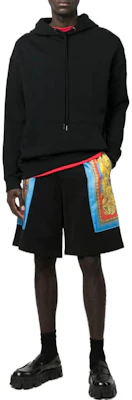 VERSACE SS22 Pantalones Cortos Casual Negros con Estampado y Cordones 10053011-A03635-1B000 Lookbook VERSACE SS22 Pantalones Cortos Casual Negros con Estampado y Cordones 10053011-A03635-1B000