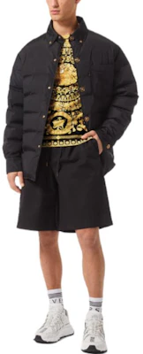 베르사체 SS22 바로크 골드 프린트 반팔 티셔츠 패션 1006662-1A04612-5B000 Lookbook 베르사체 SS22 바로크 골드 프린트 반팔 티셔츠 패션 1006662-1A04612-5B000