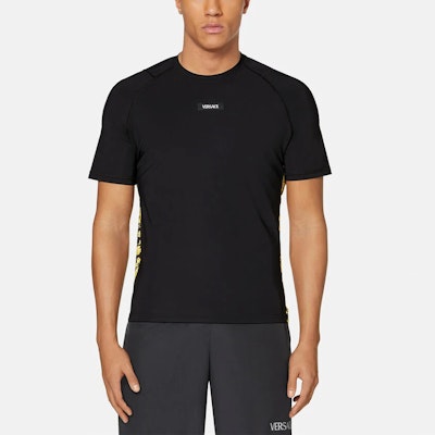 ヴェルサーチ SS22 バロック柄クルーネックニットTシャツ ブラック 1003710-1A02577-5B010 Lookbook ヴェルサーチ SS22 バロック柄クルーネックニットTシャツ ブラック 1003710-1A02577-5B010