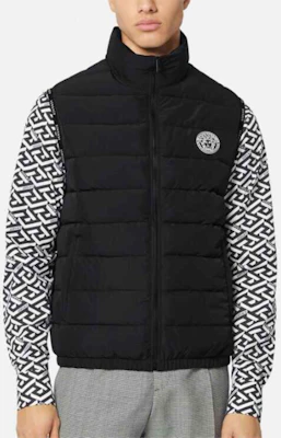 VERSACE SS22 Rompi Hitam dengan Logo Solid dan Ritsleting. 1003030-1A02157-1B000 Lookbook VERSACE SS22 Rompi Hitam dengan Logo Solid dan Ritsleting. 1003030-1A02157-1B000