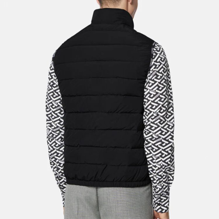 Shop VERSACE SS22 Rompi Hitam dengan Logo Solid dan Ritsleting. 1003030-1A02157-1B000