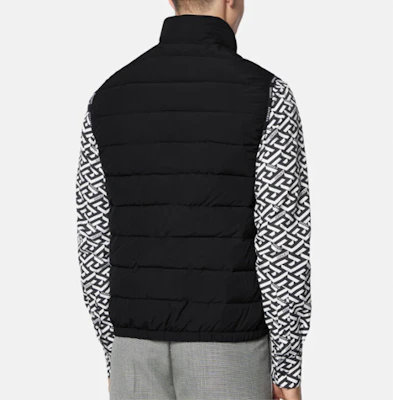 VERSACE SS22 Rompi Hitam dengan Logo Solid dan Ritsleting. 1003030-1A02157-1B000 Shop VERSACE SS22 Rompi Hitam dengan Logo Solid dan Ritsleting. 1003030-1A02157-1B000