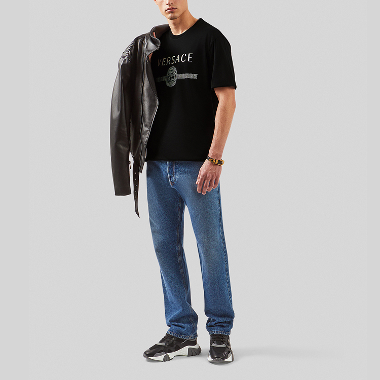 Purchase 베르사체 SS22 블랙 로고 프린트 크루 넥 티셔츠 A83159-A228806-A1008