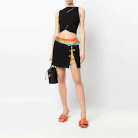 Lookbook VERSACE SS22 黑色迷你裙配別針細節 1005154-1A00540-1B000