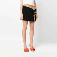 Shop VERSACE SS22 黑色迷你裙配別針細節 1005154-1A00540-1B000