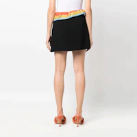 Purchase VERSACE SS22 黑色迷你裙配別針細節 1005154-1A00540-1B000