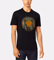 Shop VERSACE SS22 男士黑色圖案短袖T恤 1003910-1A02780-1B000