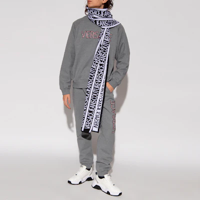 베르사체 SS22 회색 레터 패턴 오버사이즈 긴팔 스웨트셔츠 1004007-1A02880-1E090 Lookbook 베르사체 SS22 회색 레터 패턴 오버사이즈 긴팔 스웨트셔츠 1004007-1A02880-1E090