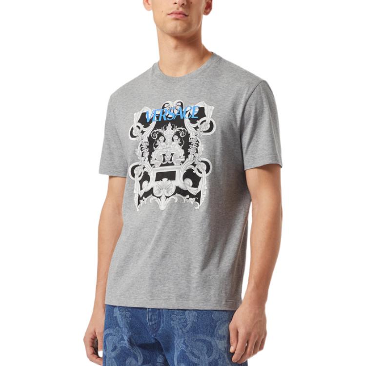 Lookbook Camiseta Gris Manga Corta Gráfica VERSACE SS22 Hombre Cuello Redondo Estampada. 1006446-1A04415-1E090