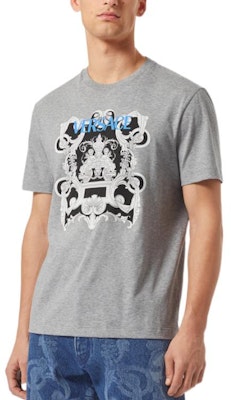 Camiseta Gris Manga Corta Gráfica VERSACE SS22 Hombre Cuello Redondo Estampada. 1006446-1A04415-1E090 Lookbook Camiseta Gris Manga Corta Gráfica VERSACE SS22 Hombre Cuello Redondo Estampada. 1006446-1A04415-1E090