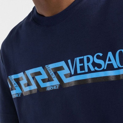 VERSACE SS22 Logo Print Crew Neck Casual T-Shirt Men’s Blue 1003911-1A02781-1U830 Sizing VERSACE SS22 Logo Print Crew Neck Casual T-Shirt Men’s Blue 1003911-1A02781-1U830