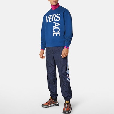 VERSACE SS22 Logo Print Crewneck Long Sleeve Sweatshirt Men’s Royal Blue 1001377-1A01015-1U820 Lookbook VERSACE SS22 Logo Print Crewneck Long Sleeve Sweatshirt Men’s Royal Blue 1001377-1A01015-1U820