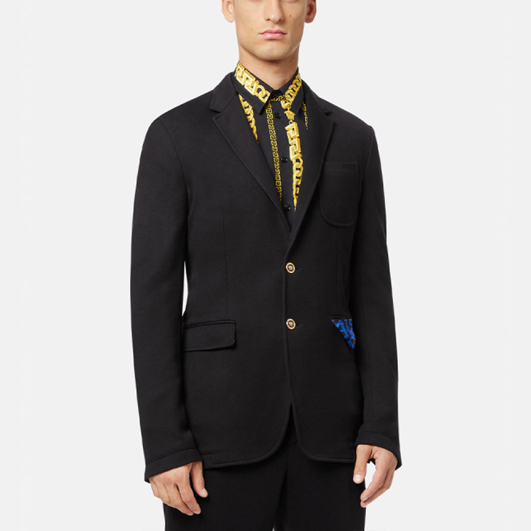 Lookbook 베르사체 SS22 슬림 핏 블랙 블레이저 골드 버튼 남성용. 1004075-1A02387-1B000