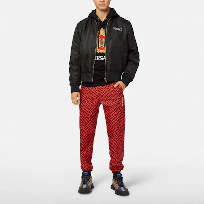 VERSACE SS22 Hoodie Hitam Bordir Macan Fashion. 1004211-1A03053-1B000 Lookbook VERSACE SS22 Hoodie Hitam Bordir Macan Fashion. 1004211-1A03053-1B000