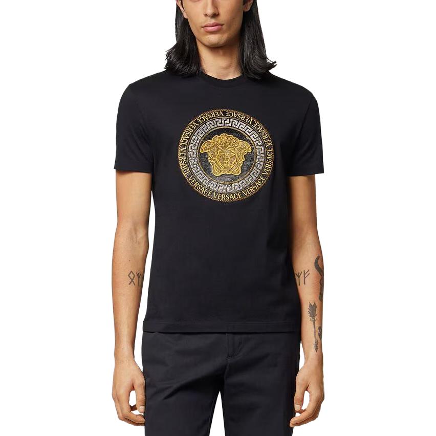 Lookbook ヴェルサーチ SS23 ブラック クルーネック Tシャツ レタープリント入り 1010633-1A07692-1B000