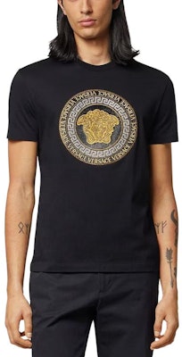 ヴェルサーチ SS23 ブラック クルーネック Tシャツ レタープリント入り 1010633-1A07692-1B000 Lookbook ヴェルサーチ SS23 ブラック クルーネック Tシャツ レタープリント入り 1010633-1A07692-1B000