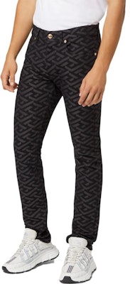 VERSACE SS23 Jeans Hitam Mid-Rise dengan Motif Huruf dan Straight-Leg A81832-1A02872-1D040 Lookbook VERSACE SS23 Jeans Hitam Mid-Rise dengan Motif Huruf dan Straight-Leg A81832-1A02872-1D040