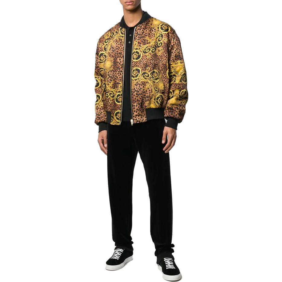 Lookbook VERSACE SS23 黑色印花拉鍊長袖飛行夾克外套. C1GUA920-S0534-923