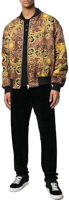 VERSACE SS23 黑色印花拉鍊長袖飛行夾克外套. C1GUA920-S0534-923 Lookbook VERSACE SS23 黑色印花拉鍊長袖飛行夾克外套. C1GUA920-S0534-923