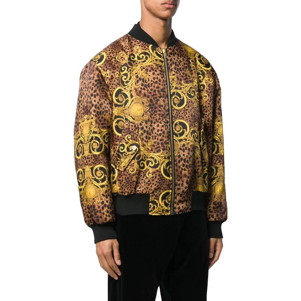 Shop VERSACE SS23 黑色印花拉鍊長袖飛行夾克外套. C1GUA920-S0534-923