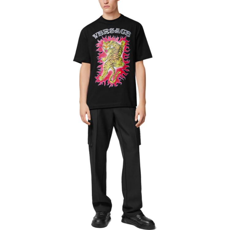 Lookbook ヴェルサーチ SS23 ブラック 半袖クルーネック Tシャツ アニマルプリント入り 1010235-1A07456-1B000