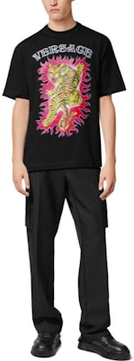 ヴェルサーチ SS23 ブラック 半袖クルーネック Tシャツ アニマルプリント入り 1010235-1A07456-1B000 Lookbook ヴェルサーチ SS23 ブラック 半袖クルーネック Tシャツ アニマルプリント入り 1010235-1A07456-1B000