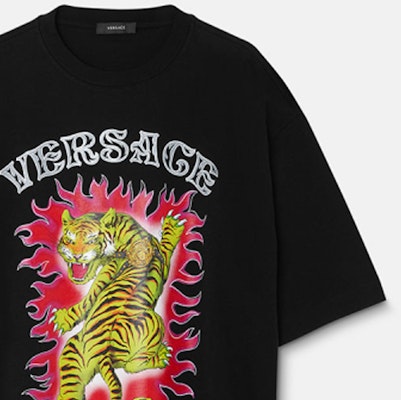 ヴェルサーチ SS23 ブラック 半袖クルーネック Tシャツ アニマルプリント入り 1010235-1A07456-1B000 Sizing ヴェルサーチ SS23 ブラック 半袖クルーネック Tシャツ アニマルプリント入り 1010235-1A07456-1B000