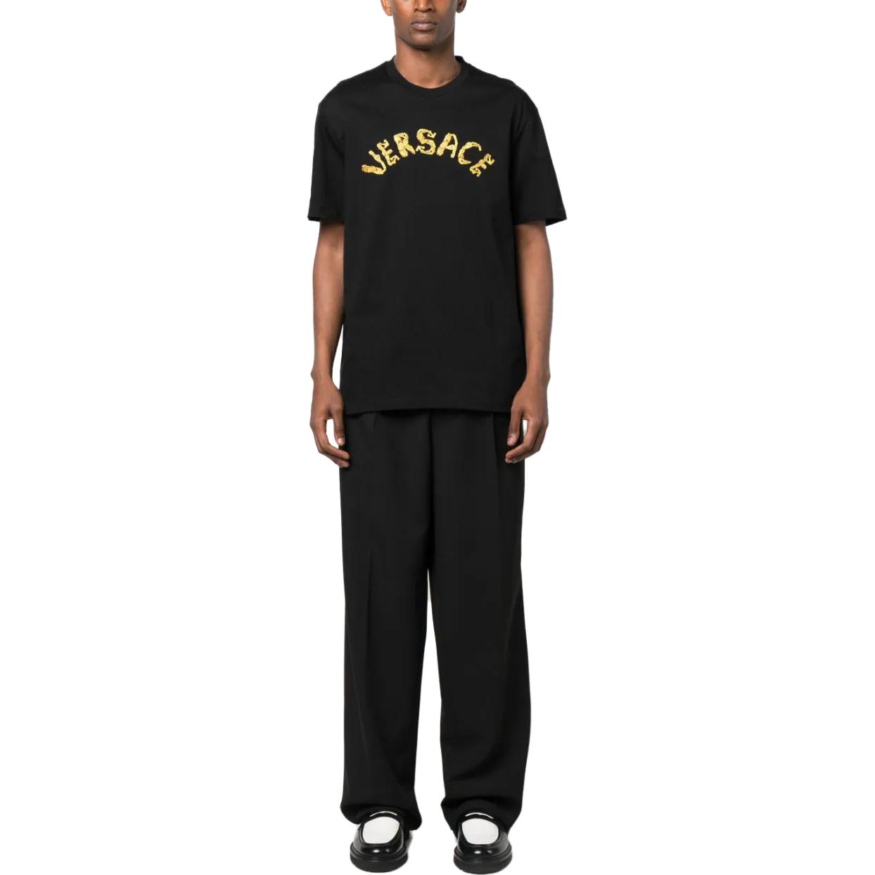 Lookbook ヴェルサーチ SS23 ブラックTシャツ レタープリント入りクルーネックデザイン 1010641-1A07700-1B000