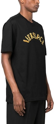 ヴェルサーチ SS23 ブラックTシャツ レタープリント入りクルーネックデザイン 1010641-1A07700-1B000 Purchase ヴェルサーチ SS23 ブラックTシャツ レタープリント入りクルーネックデザイン 1010641-1A07700-1B000