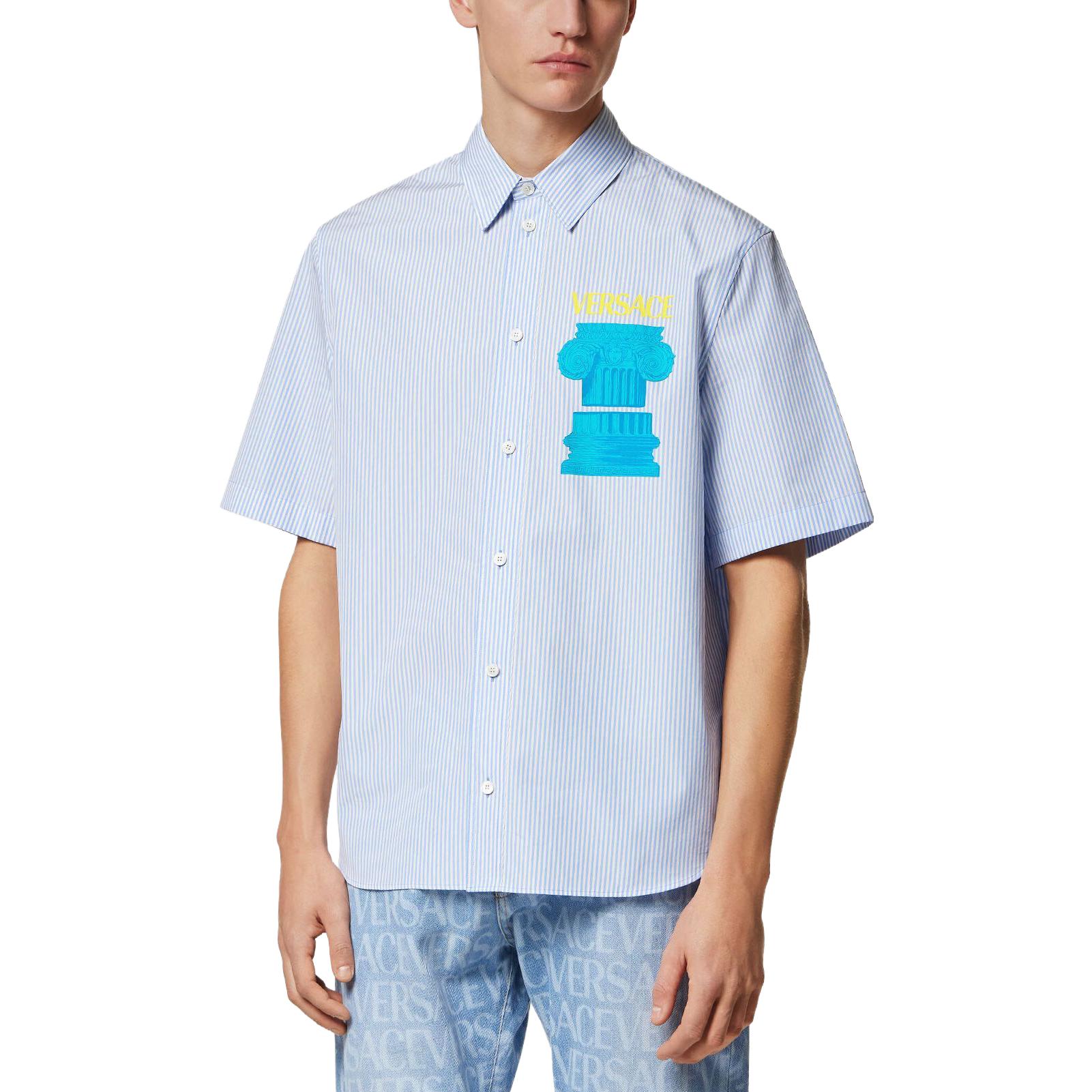 Lookbook VERSACE SS23 Kemeja Lengan Pendek Cetakan Jalur Huruf Biru. 1010841-1A07900-2WG70