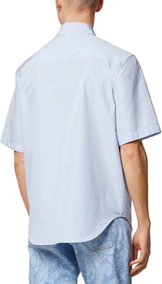 VERSACE SS23 Kemeja Lengan Pendek Cetakan Jalur Huruf Biru. 1010841-1A07900-2WG70 Shop VERSACE SS23 Kemeja Lengan Pendek Cetakan Jalur Huruf Biru. 1010841-1A07900-2WG70