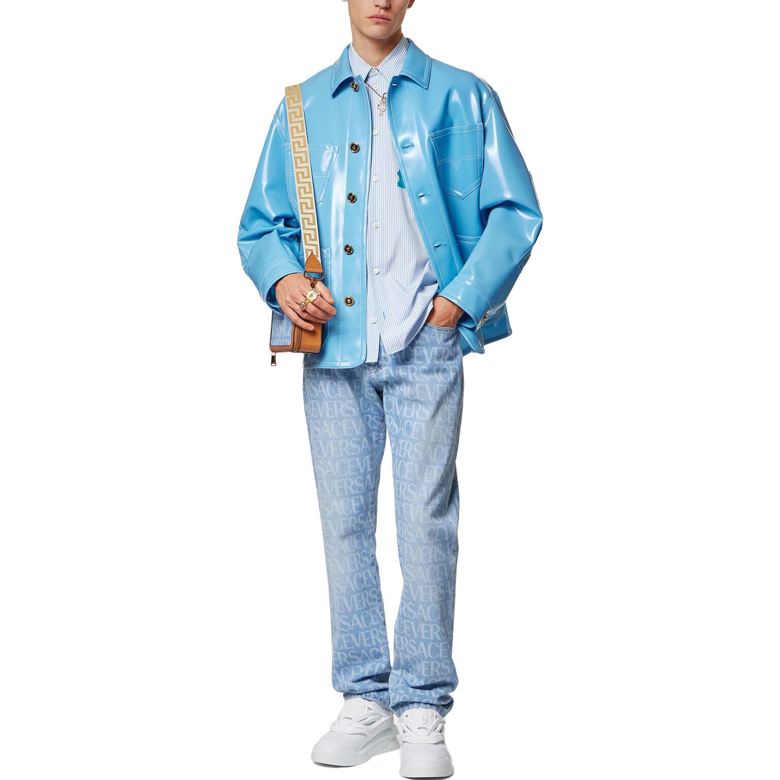 Purchase VERSACE SS23 Kemeja Lengan Pendek Cetakan Jalur Huruf Biru. 1010841-1A07900-2WG70