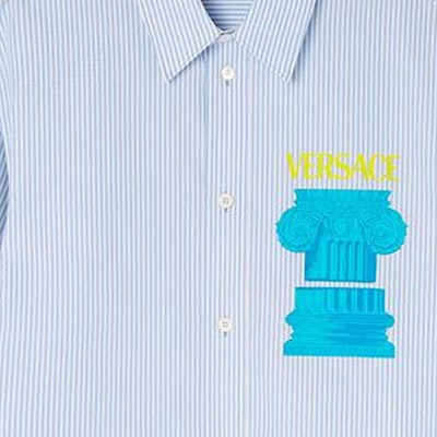 VERSACE SS23 Kemeja Lengan Pendek Cetakan Jalur Huruf Biru. 1010841-1A07900-2WG70 Details for VERSACE SS23 Kemeja Lengan Pendek Cetakan Jalur Huruf Biru. 1010841-1A07900-2WG70
