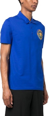 ヴェルサーチ SS23 ブルーポロシャツ ロゴ刺繍入り 100931-1A06768-1UE30 Purchase ヴェルサーチ SS23 ブルーポロシャツ ロゴ刺繍入り 100931-1A06768-1UE30