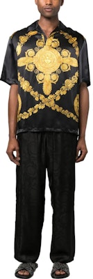 VERSACE SS23 Kemeja Lengan Pendek Cetakan Grafik Hitam 1009049-1A06451-5B000 Lookbook VERSACE SS23 Kemeja Lengan Pendek Cetakan Grafik Hitam 1009049-1A06451-5B000