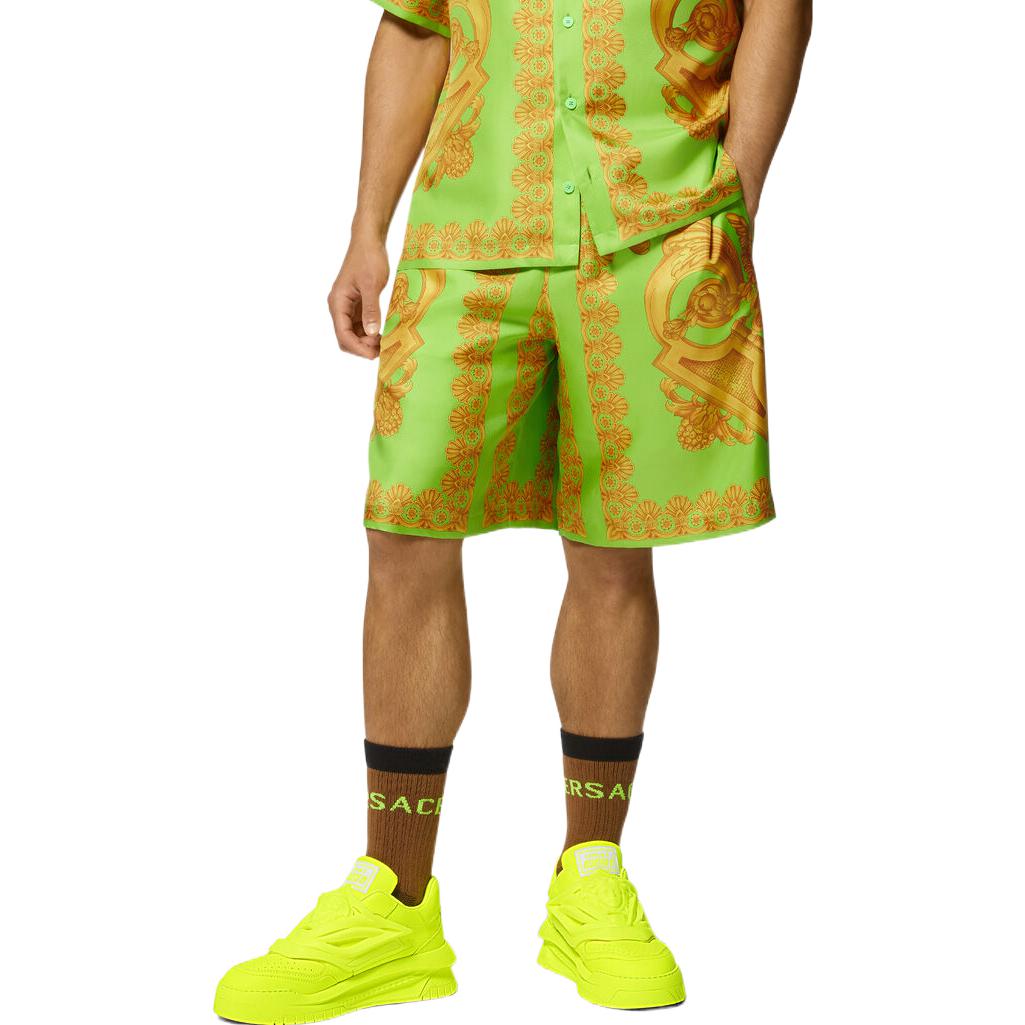 Shop VERSACE SS23 淺綠色圖案休閒短褲 1002476-1A05710-5Y250