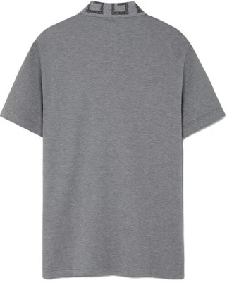 VERSACE SS23 Polo Manga Corta Gris Oscuro con Logo Bordado A87402-1A06199-2EE70 Lookbook VERSACE SS23 Polo Manga Corta Gris Oscuro con Logo Bordado A87402-1A06199-2EE70