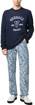 VERSACE SS23 Suéter Azul Marino Estampado Letras Cuello Redondo Manga Corta 1007983-1A05698-2UF90 Shop VERSACE SS23 Suéter Azul Marino Estampado Letras Cuello Redondo Manga Corta 1007983-1A05698-2UF90